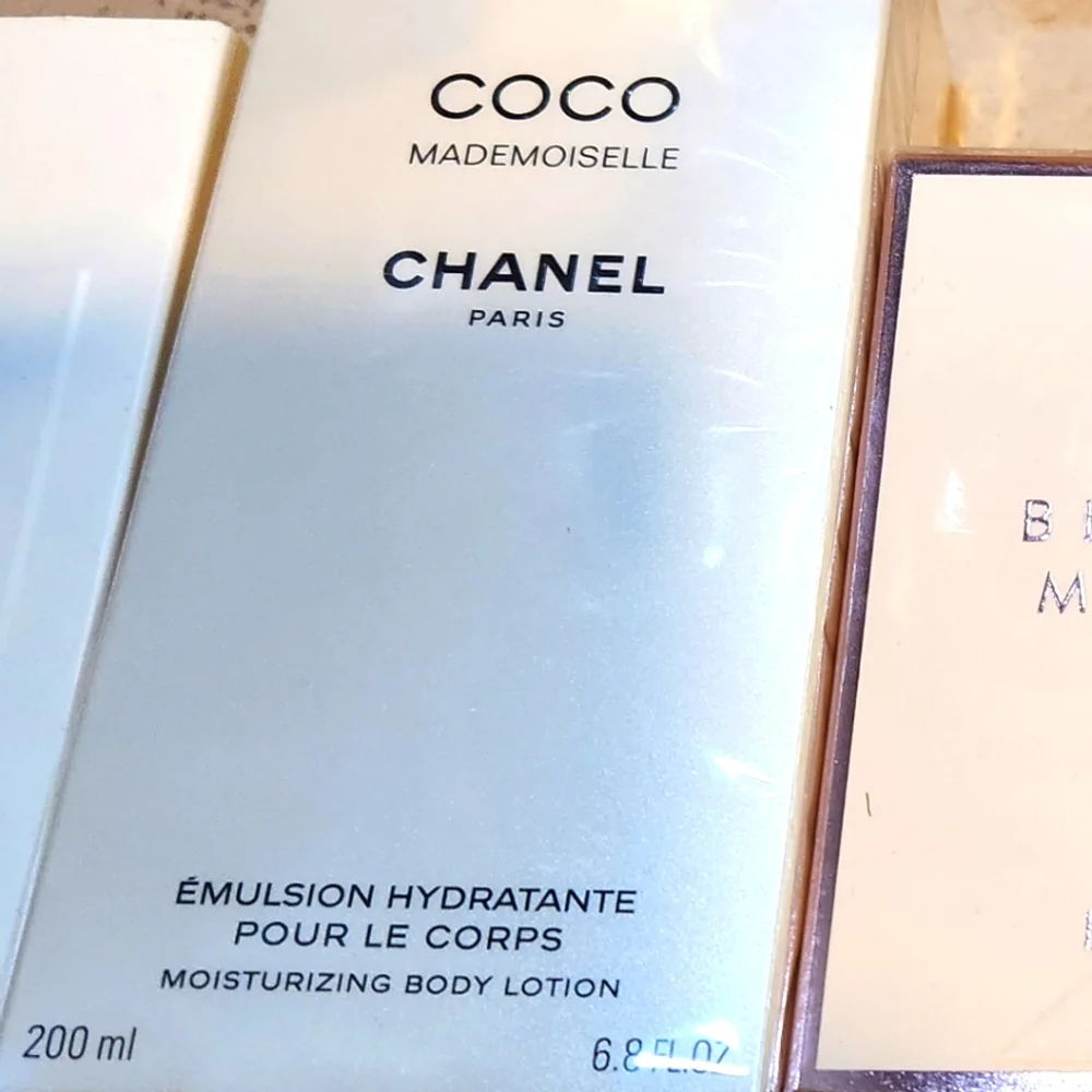 CHANEL - Picture 1 of 2